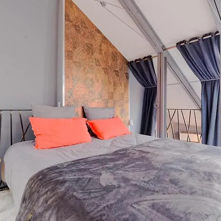 Air-conditioned Duplex With Furnished Terrace In The City Center 아파트